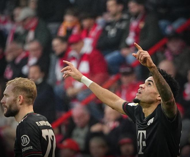 他的一举一 他的一举一